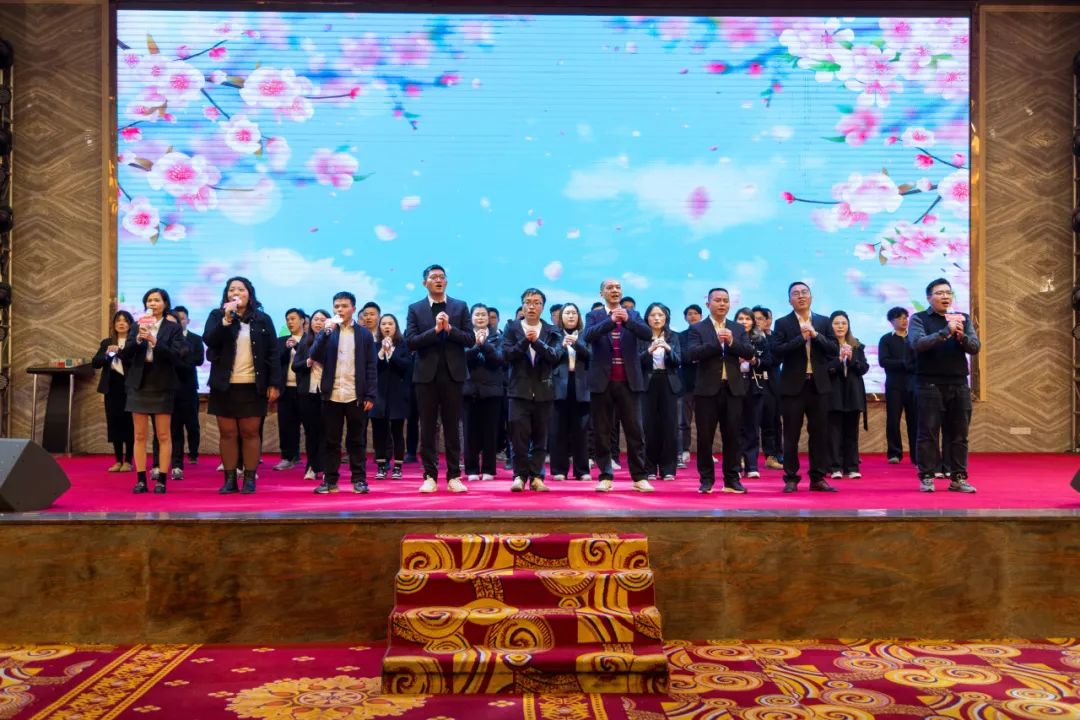 聚勢·創(chuàng)變·敢為 | 強(qiáng)輝集團(tuán)2025年迎新晚會(huì)圓滿結(jié)束，共繪未來新藍(lán)圖(圖26)